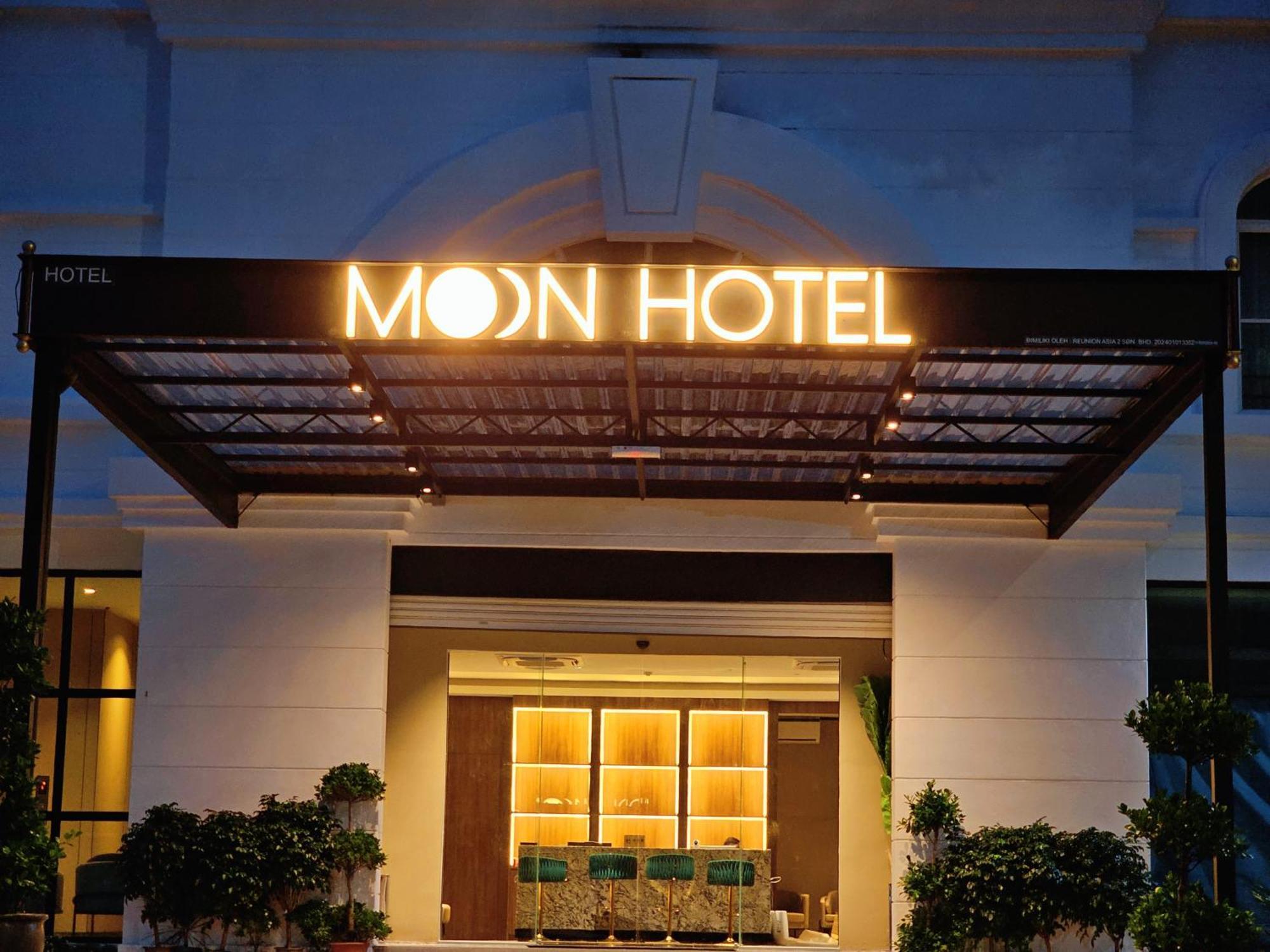 Moon Hotel 4*
