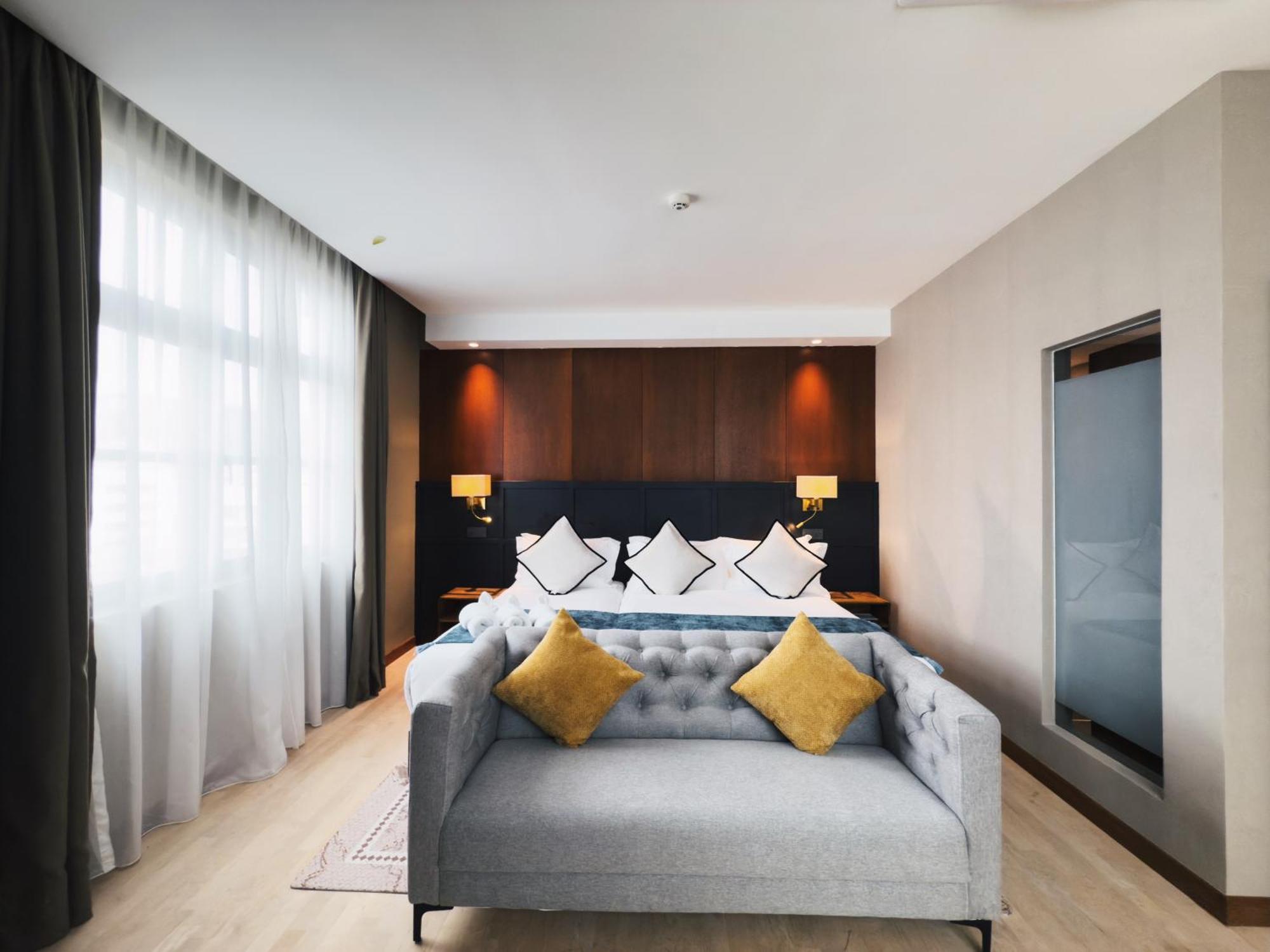 Moon 4* George Town