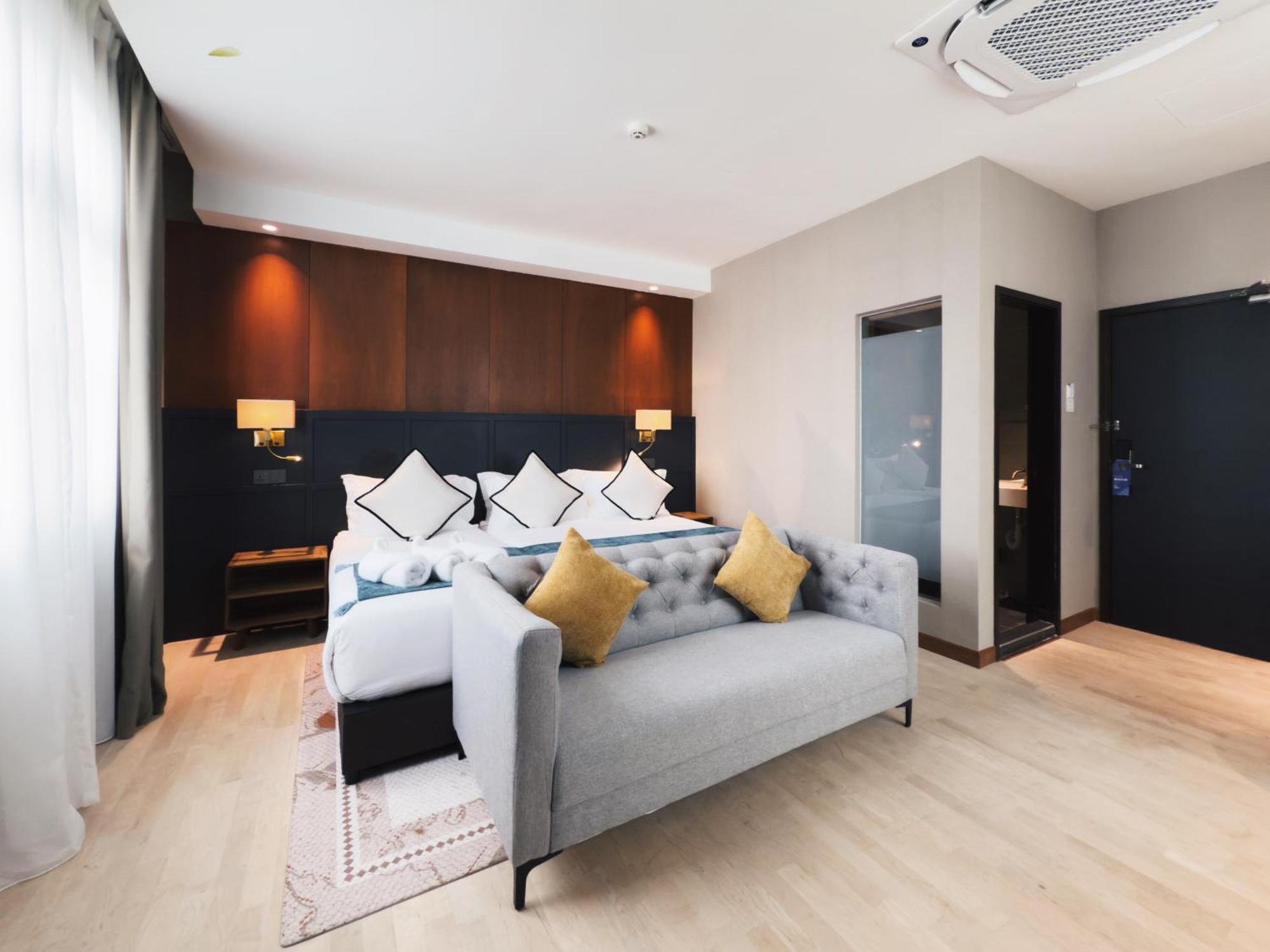 Moon 4* George Town